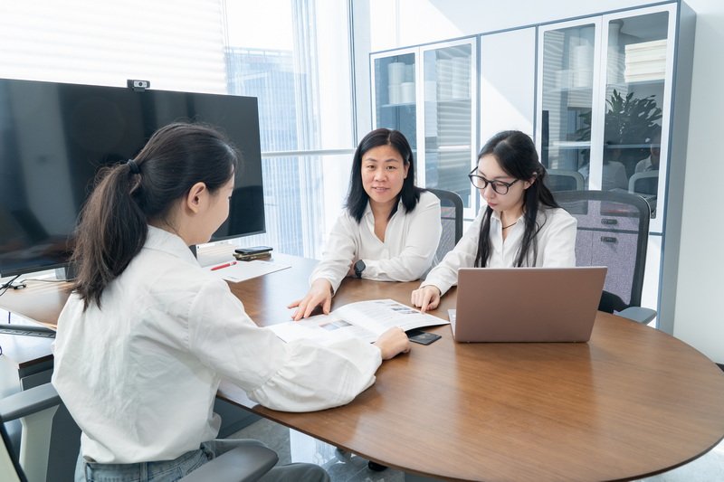 Landu Professional Saleswomen In The Office