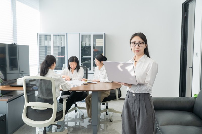 Landu Saleswomen In The Office
