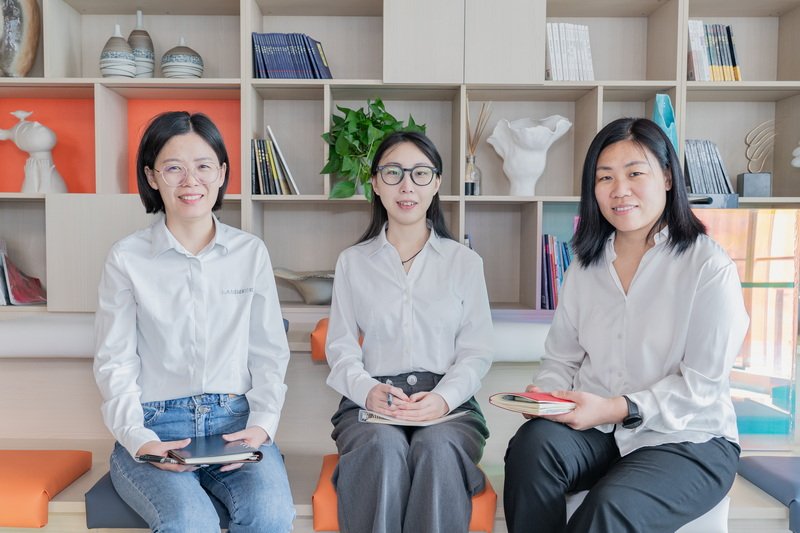 Landu Professional Sales Consultant In The Office