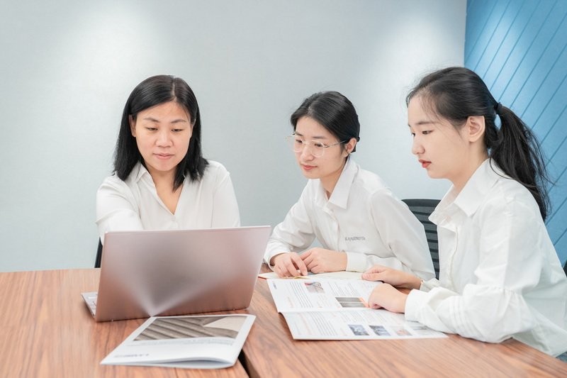 Landu Sales Staff In Meeting Room