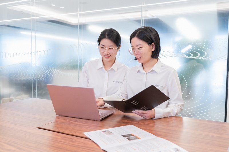 Landu Sales Women In Meeting Room