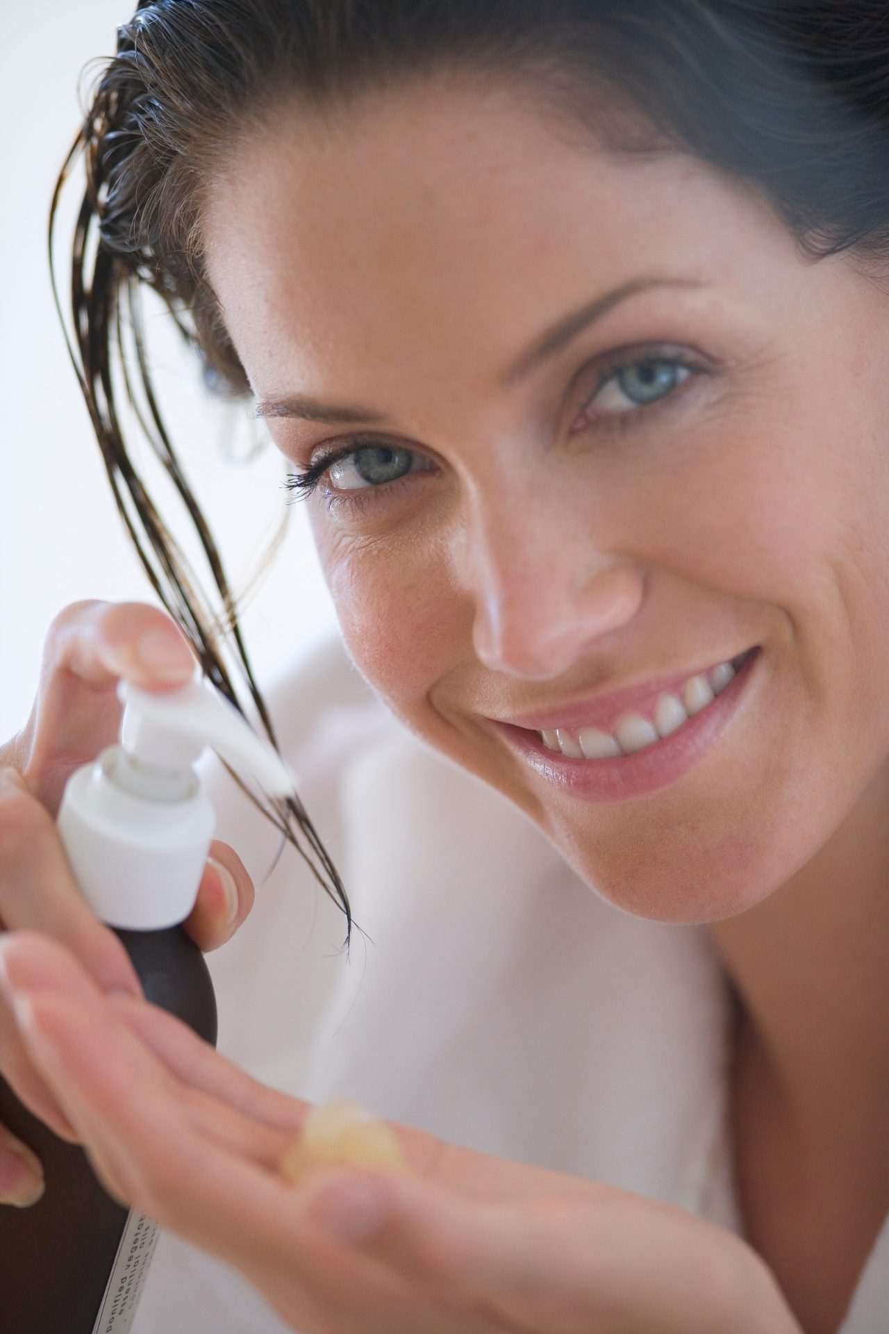 Redlemon Woman Applying Essential Oil To Hair In Home 2026 03 26 04 45 34 Utc Compressed